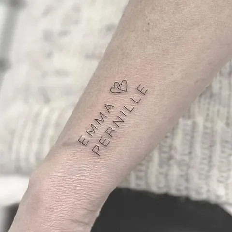 Fineline tattoo with the names Emma and Pernille on the forearm