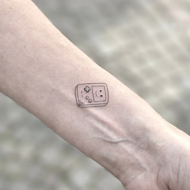 Gameboy - lille fineline tatovering