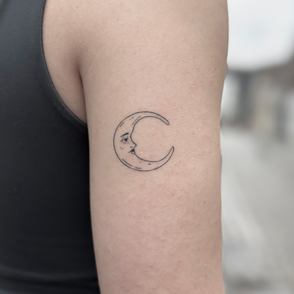 Måne tatovering på overarm