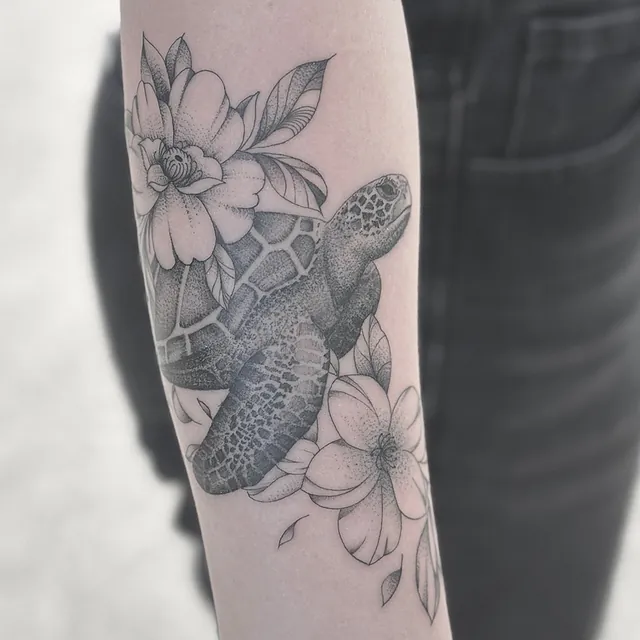 Større tatovering af skildpadde på arm