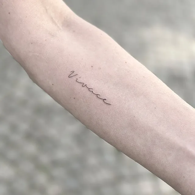 Skrift på arm tatoveret i fineline tatovering