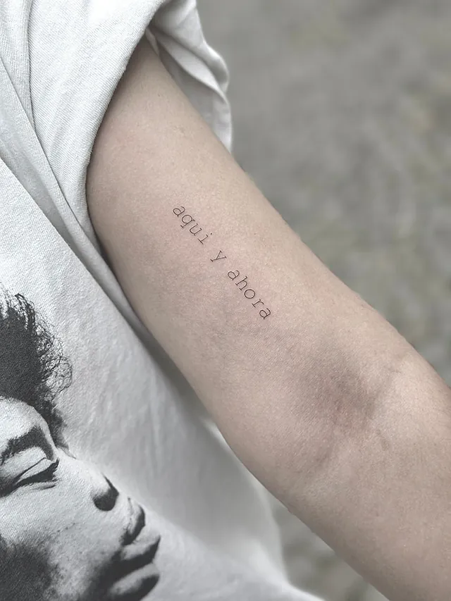 Fineline tatovering som tekst på underarm