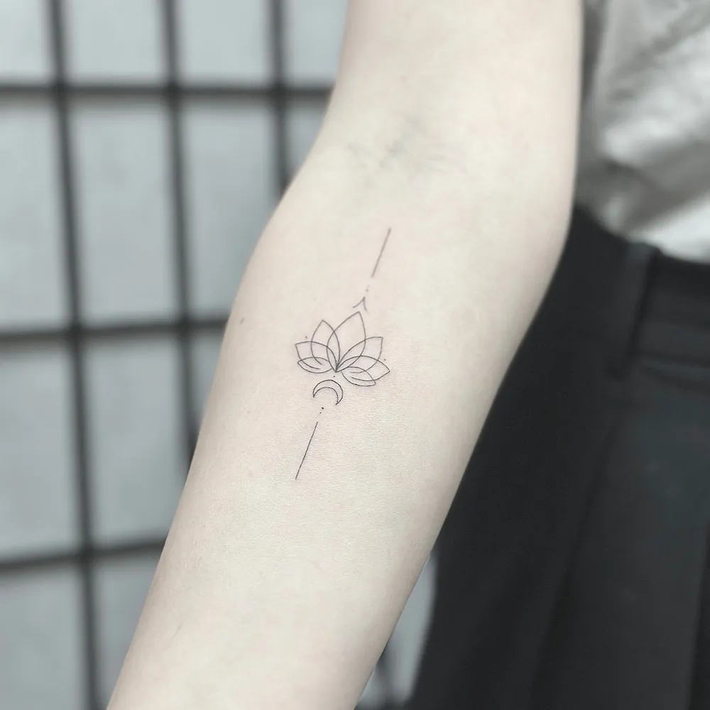 Grafisk lotus blomst som fineline tatovering