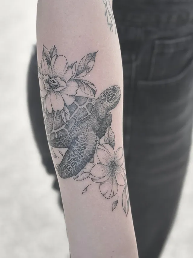 Fineline skildpadde tatovering på underarm