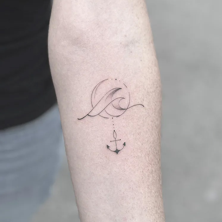 Fineline bølge tatovering på arm