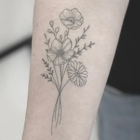 Fineline tatovering af blomsterbuket med valmue og margerit på overarm