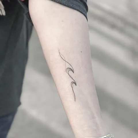 Fineline tatovering af bølgeslag i én lang streg på underarm