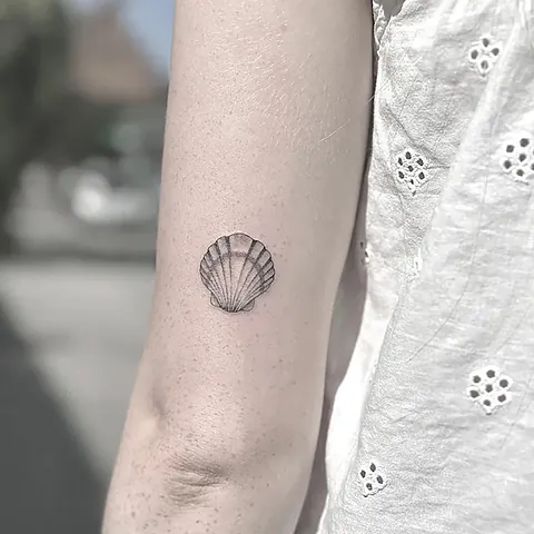 Fineline tatovering af musling på overarm