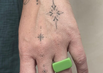 Helet fineline tatovering af kompasstjerne på hånd
