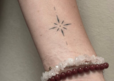 Helet fineline tatovering af stjerne på håndled