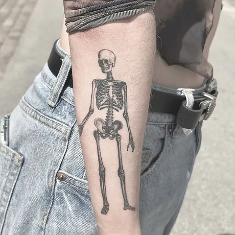 Fineline tatovering af skelet i fuld figur på hoften