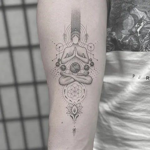 Fineline ornament med mediterende figur, lotus og geometriske former på overarm