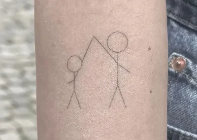 Fineline tatovering af to tændstikmænd der holder hinanden i hånden