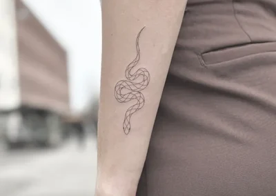 Fineline-tatovering af en slange