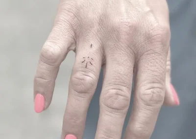 Lille fineline-tatovering på fingeren